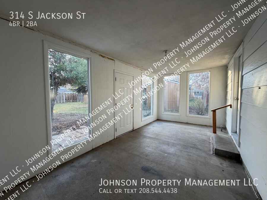 314 S Jackson St - Photo 7 of 23