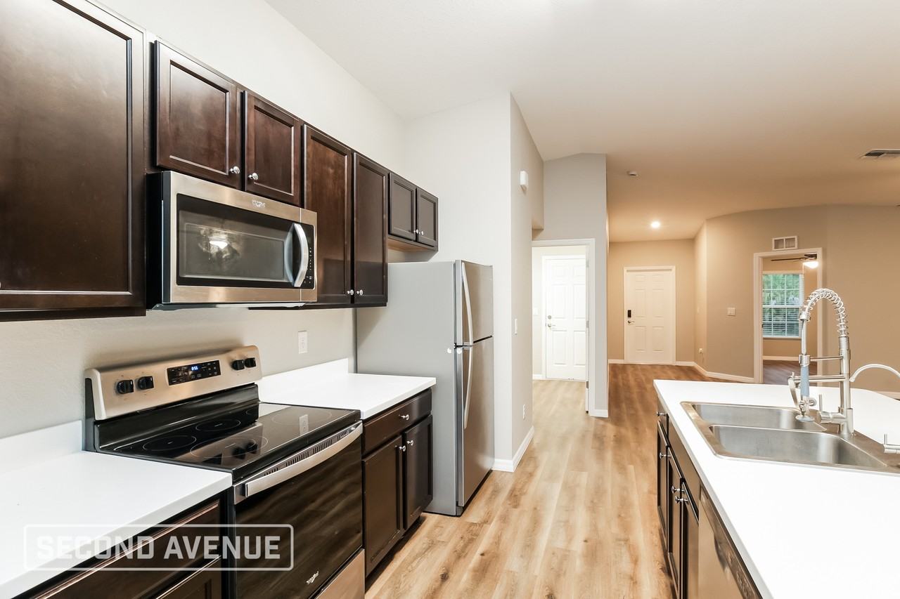 14103 Hughes Ave - Photo 4 of 25