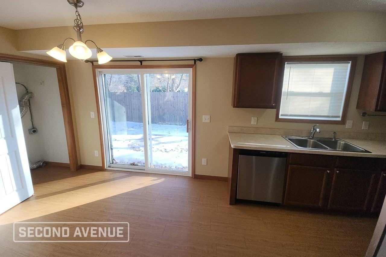 415 Stationpl - Photo 5 of 20