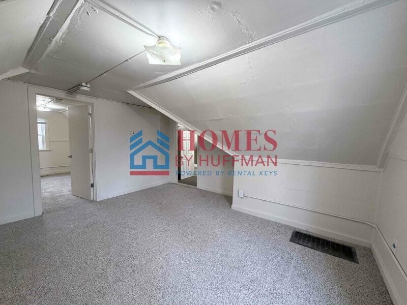 701 Jackson Ave Unit B - Photo 3 of 13