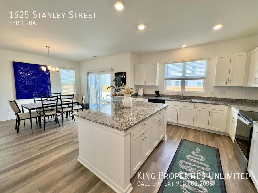 1625 Stanley Street - Photo 4 of 14