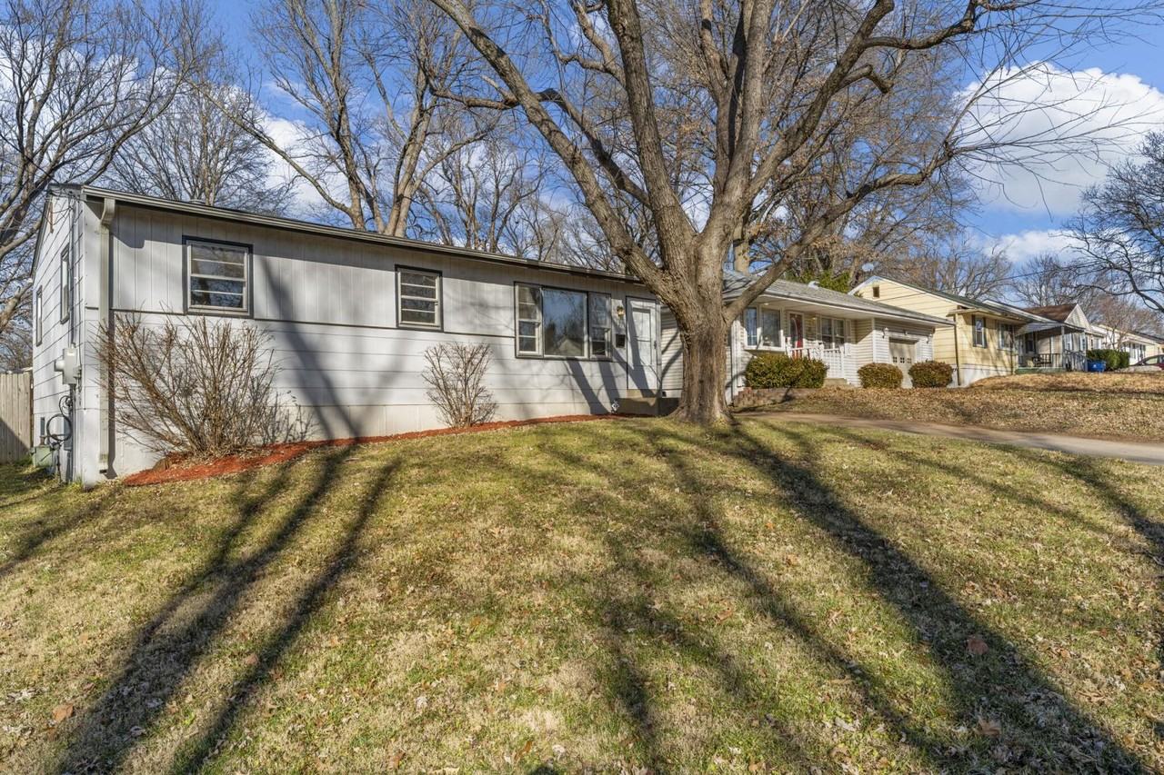 127 Elbring Drive - Photo 2 of 26