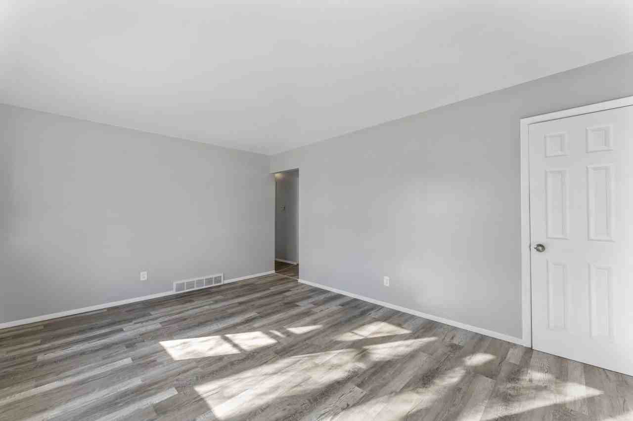 127 Elbring Drive - Photo 3 of 26