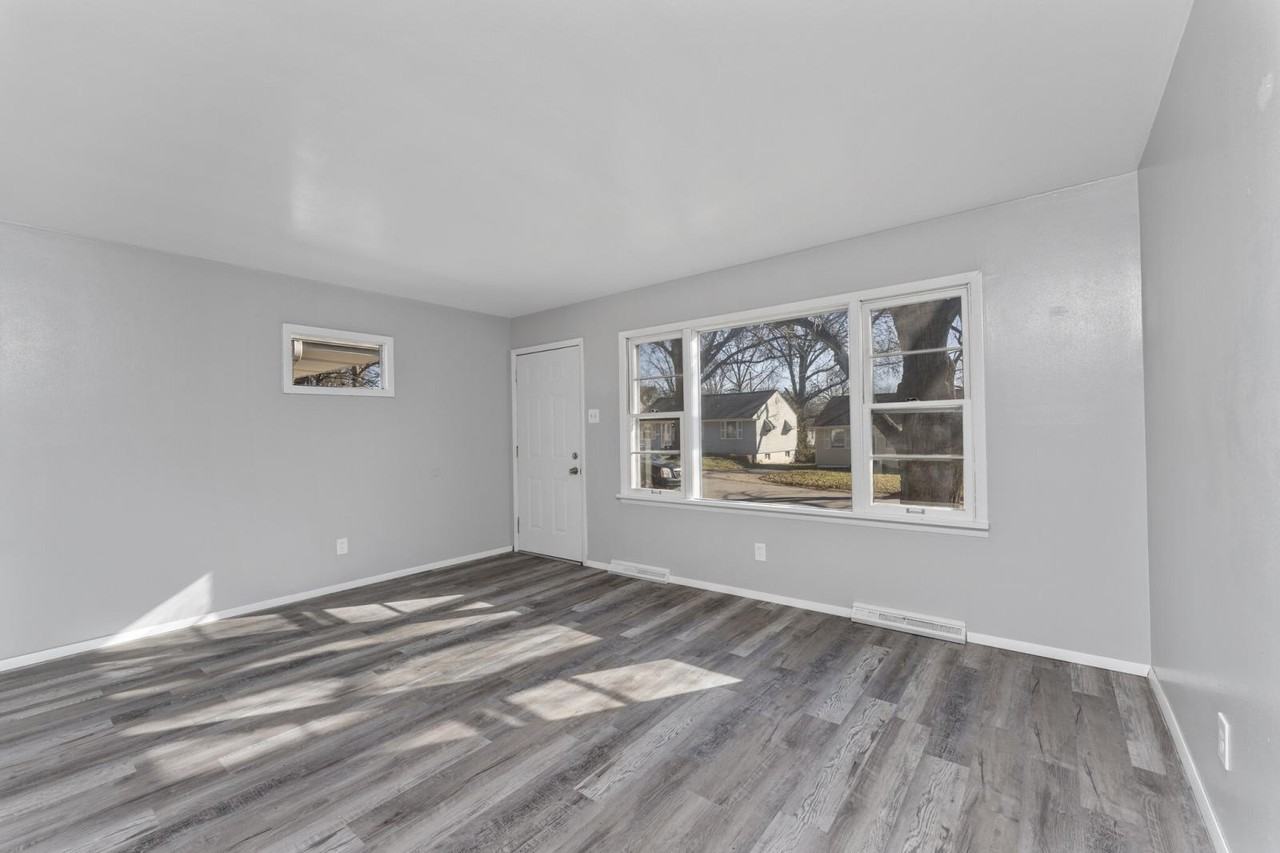 127 Elbring Drive - Photo 4 of 26