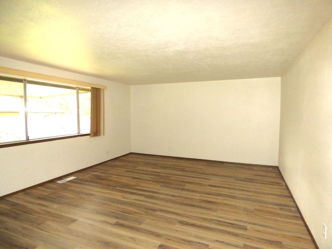 4824 Falcon Court Northeast - Photo 3 of 21