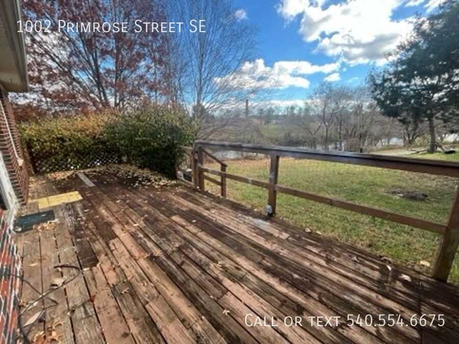 1002 Primrose Street Southeast - Photo 5 of 6