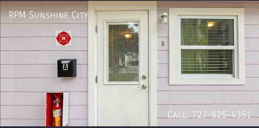 1115 Highland St N #A - Photo 3 of 11