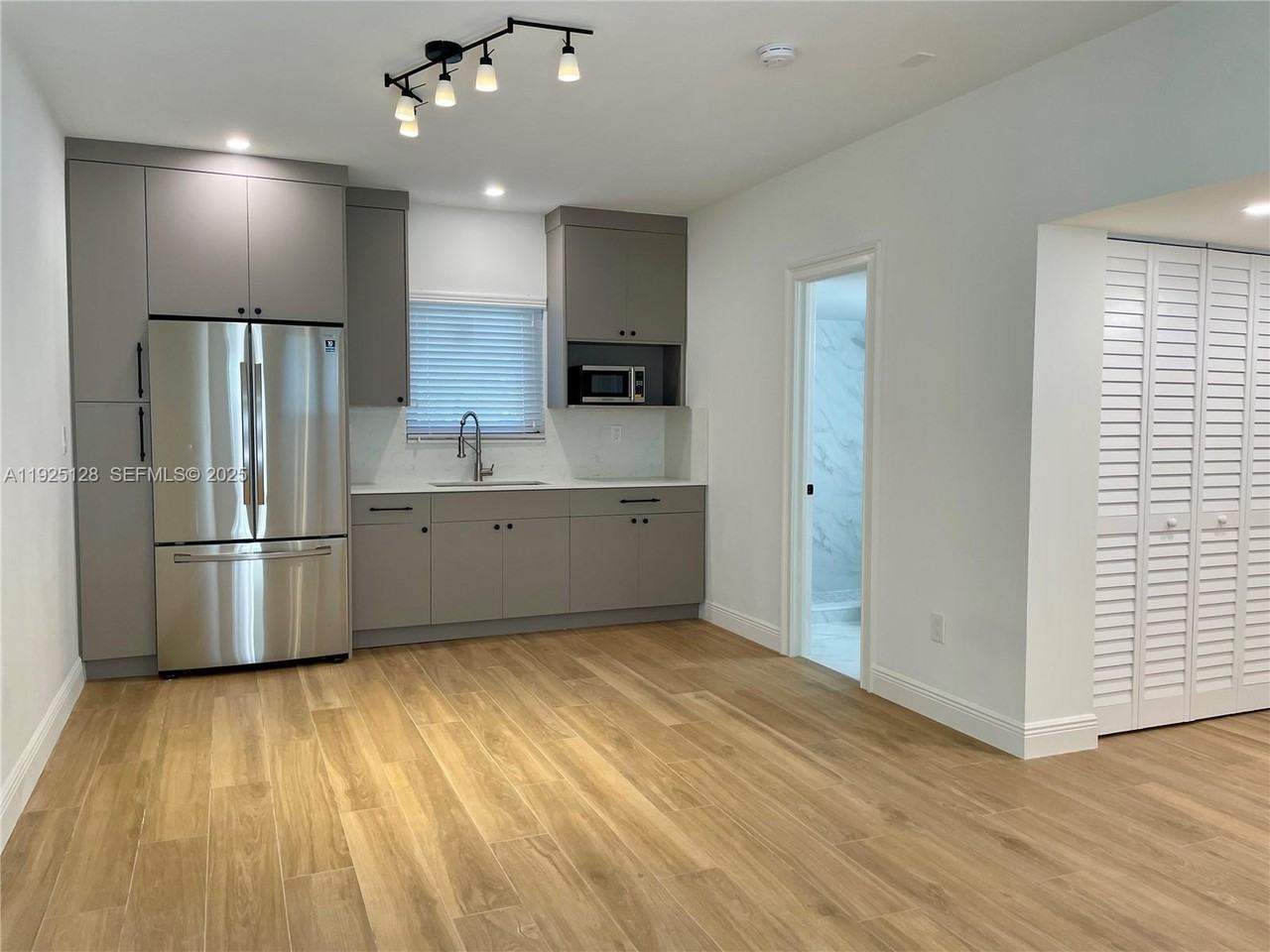 33184 Hollywood Boulevard #1-1 - Photo 5 of 9