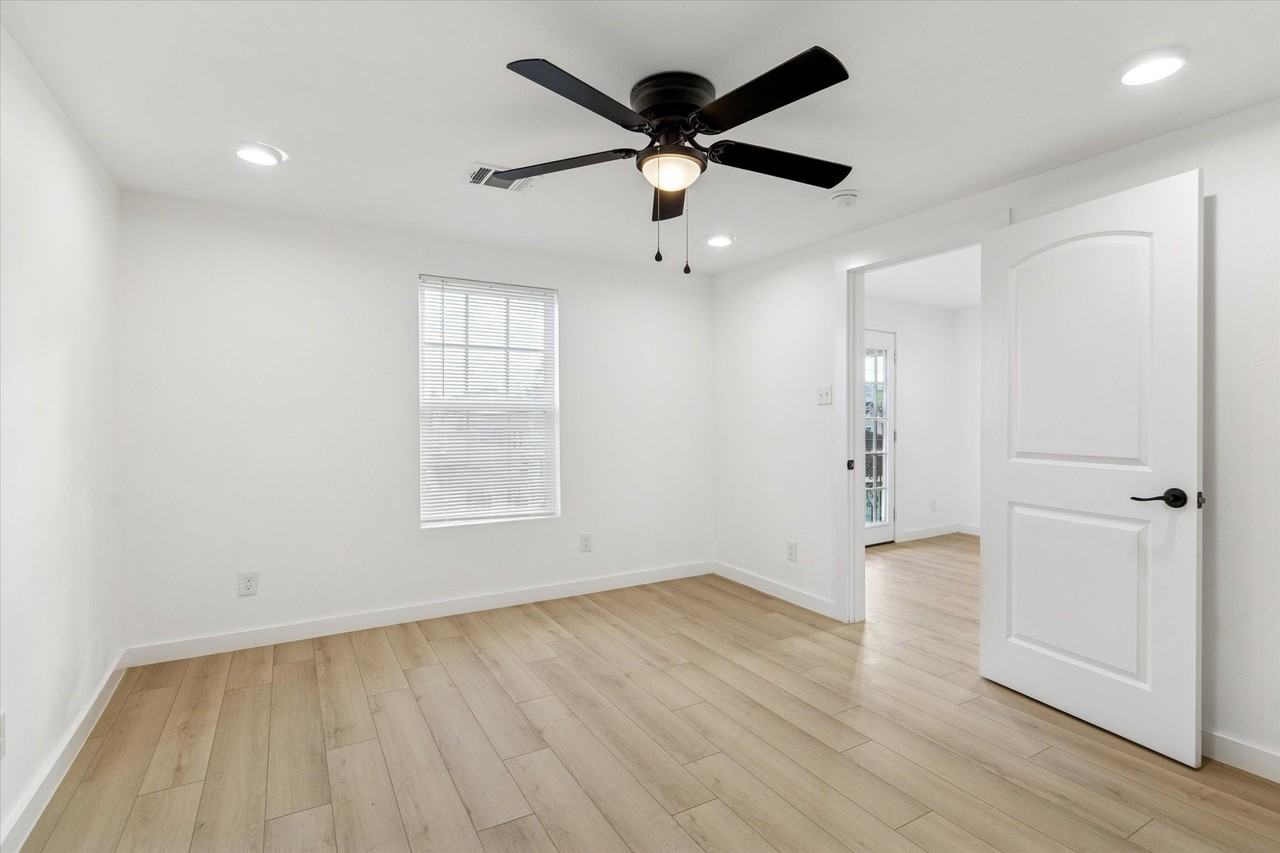 711 E 32nd St #711B - Photo 2 of 10