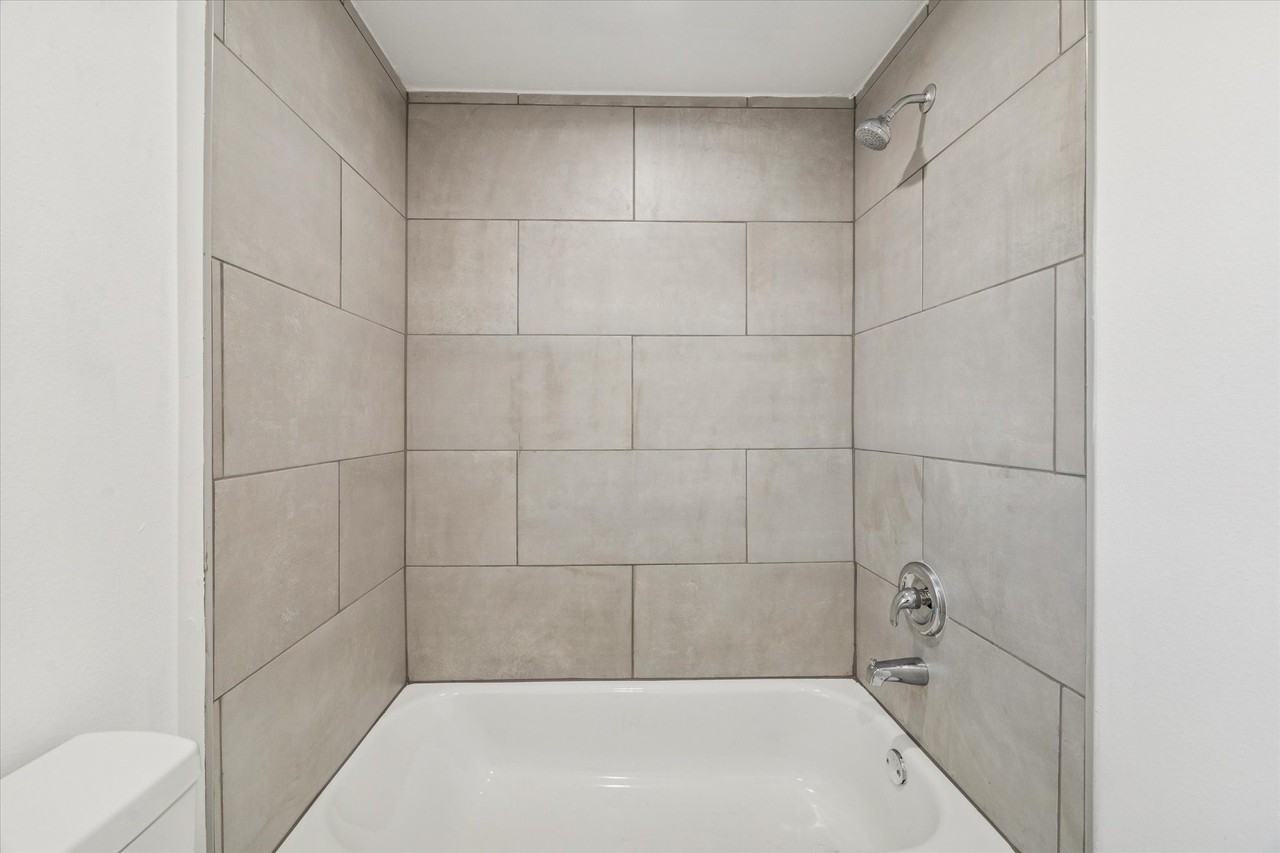 711 E 32nd St #711B - Photo 4 of 10