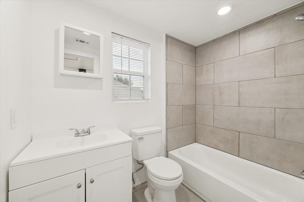 711 E 32nd St #711B - Photo 6 of 10