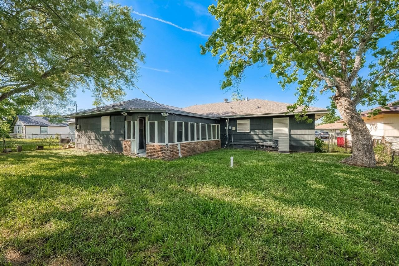 715 West 9th Street #715 - Photo 5 of 25