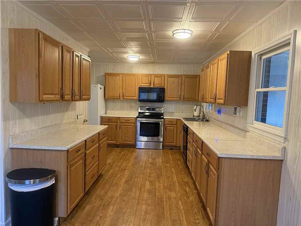 2222 Parkwood Dr - Photo 2 of 18