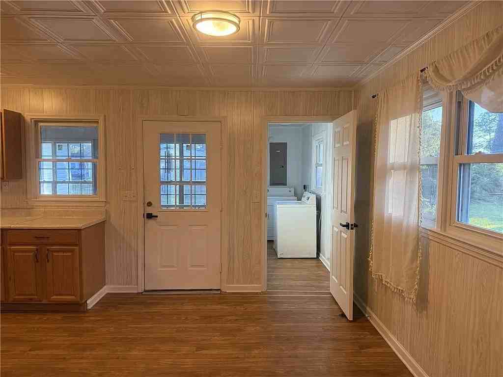 2222 Parkwood Dr - Photo 4 of 18