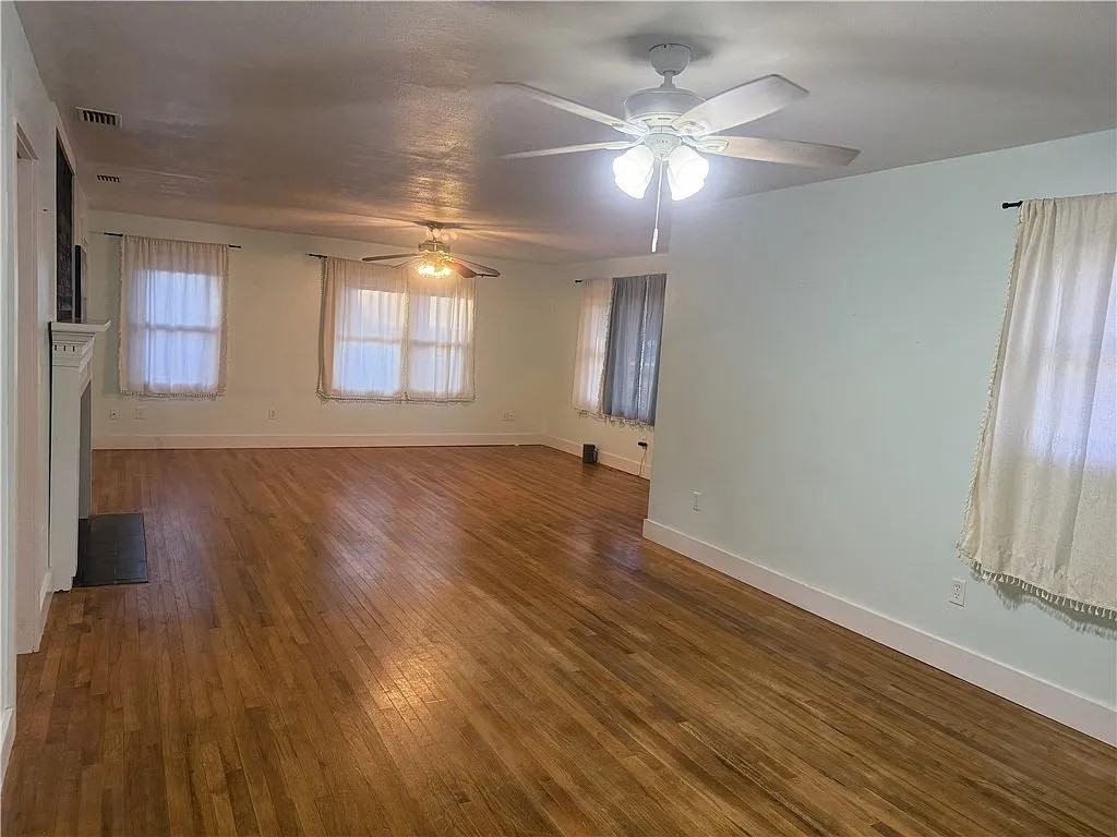 2222 Parkwood Dr - Photo 6 of 18