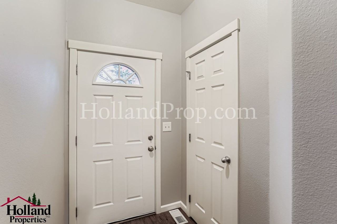 645 Southeast Shega Court - Photo 3 of 18