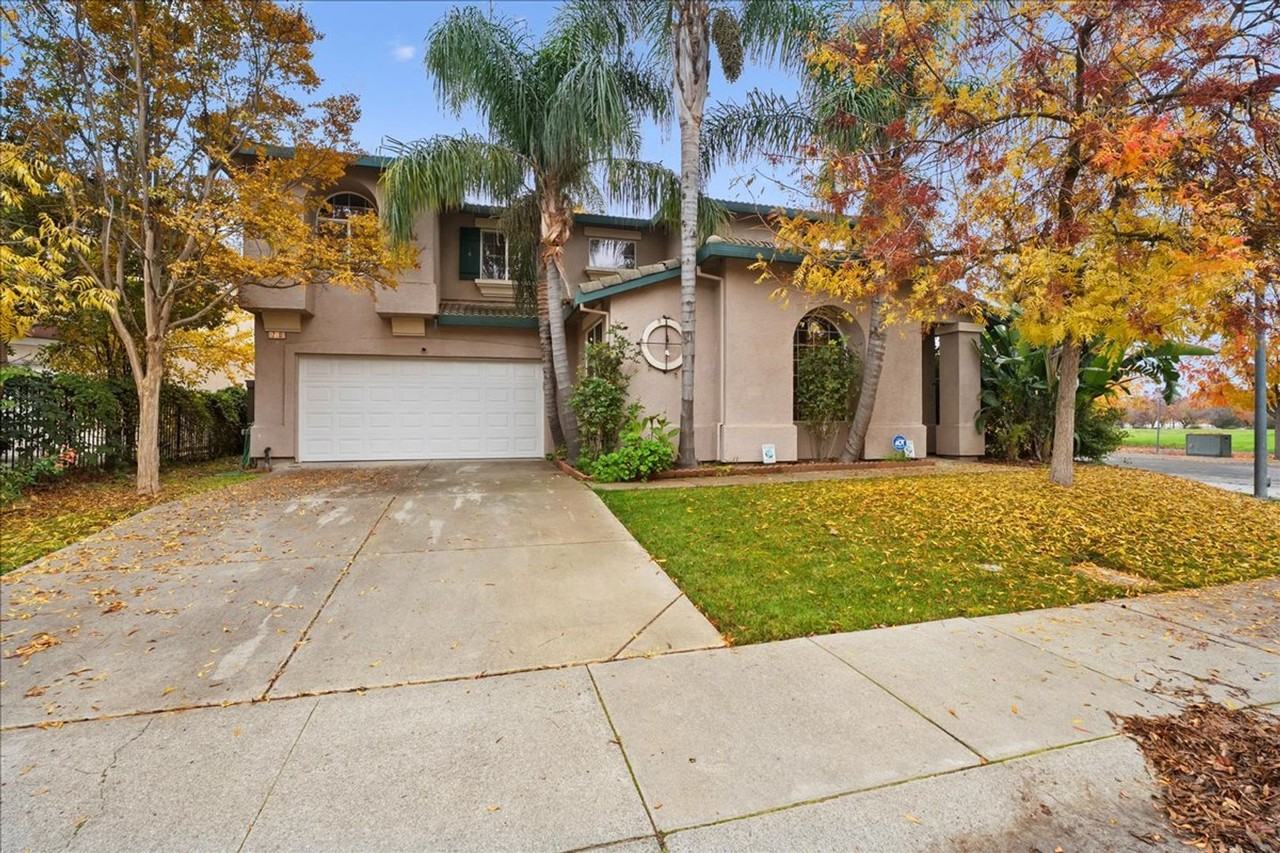 70 Arches Cir - Photo 2 of 37