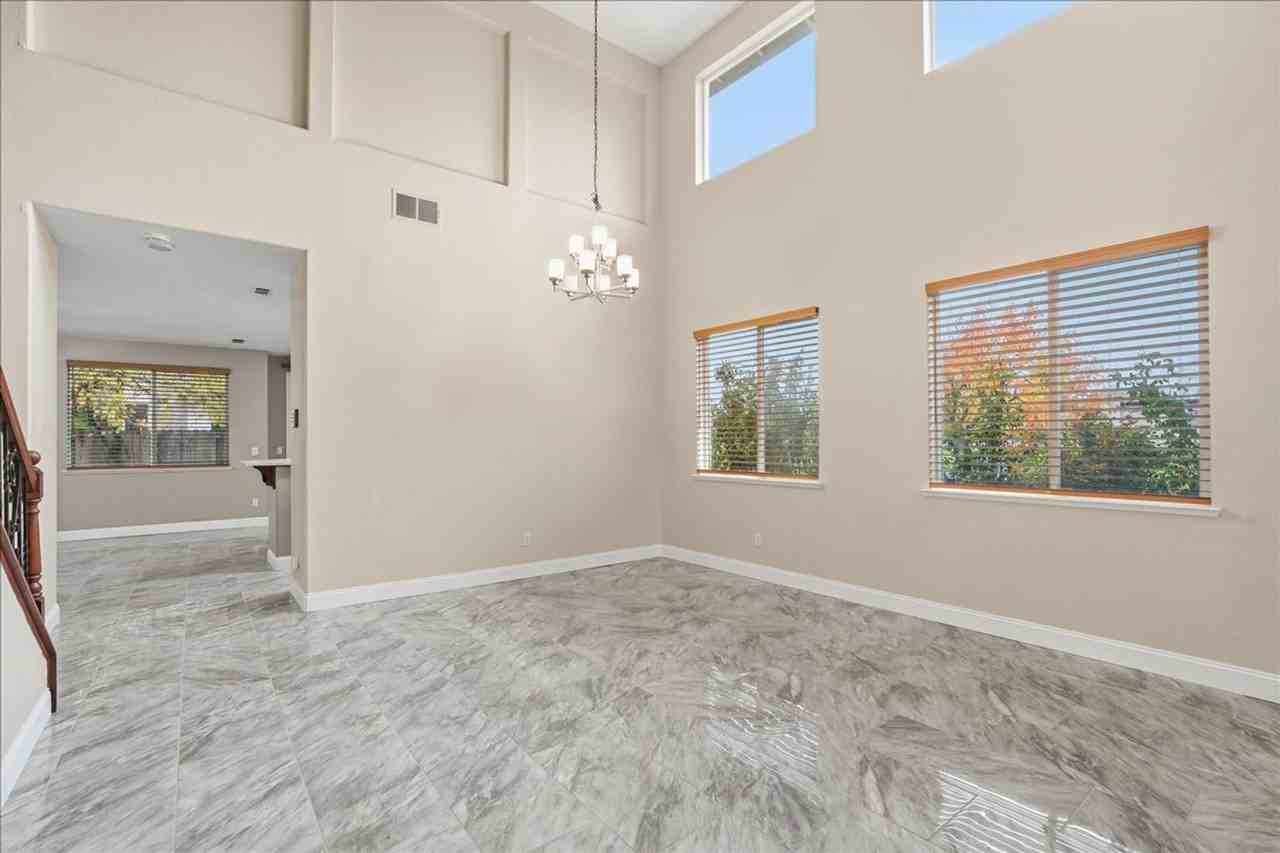 70 Arches Cir - Photo 4 of 37