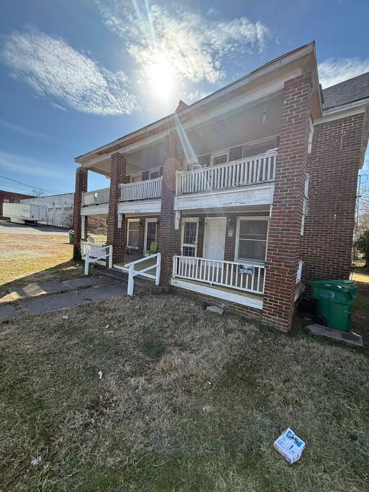 209 Oakwood St #2 - Photo 2 of 9