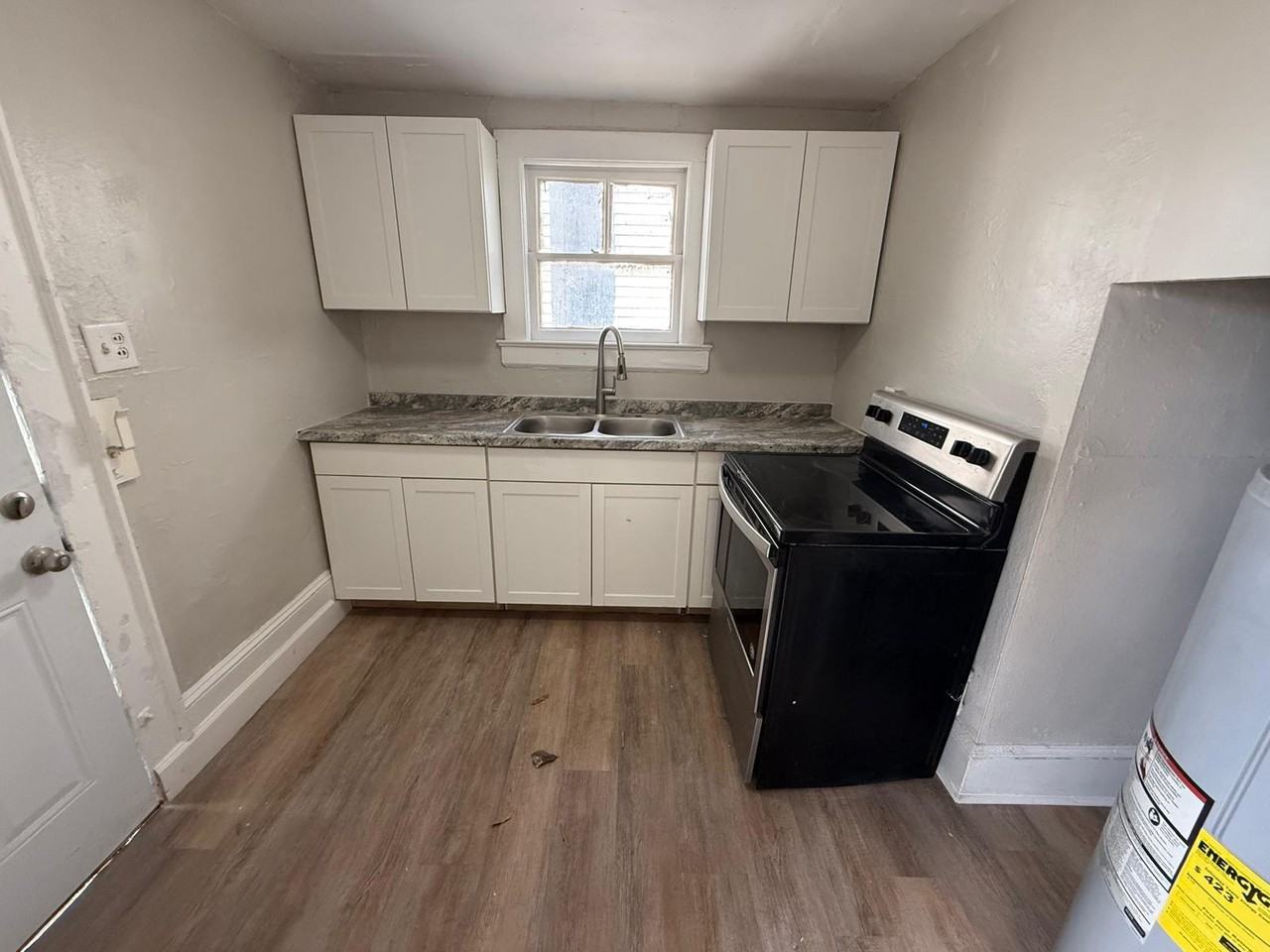 209 Oakwood St #2 - Photo 5 of 9