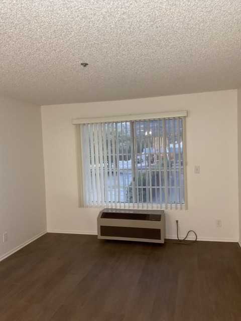 1586 Yosemite Dr. - Photo 3 of 16