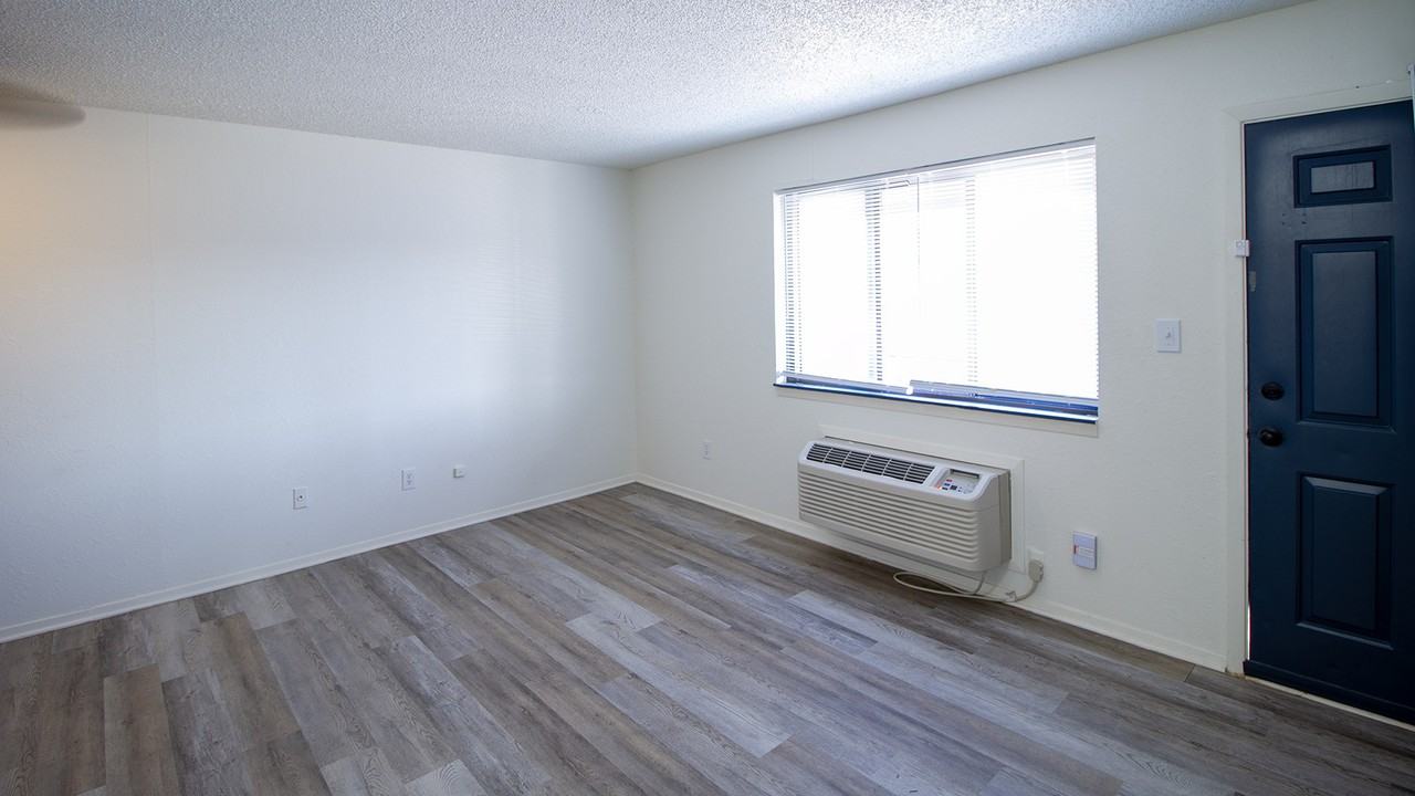 3321 W. Zoo Blvd. - Photo 2 of 10