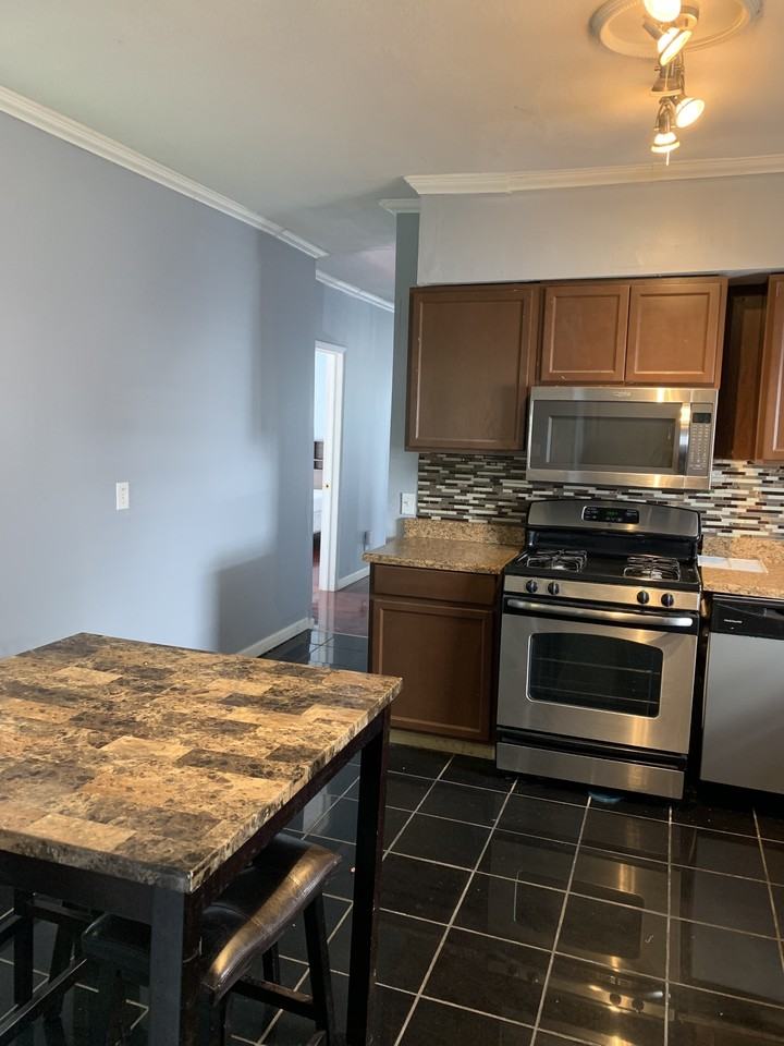 141 Lexington Ave - Photo 5 of 36