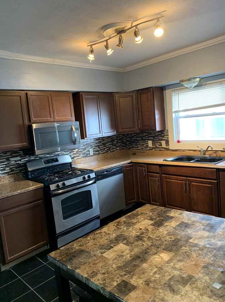 141 Lexington Ave - Photo 6 of 36