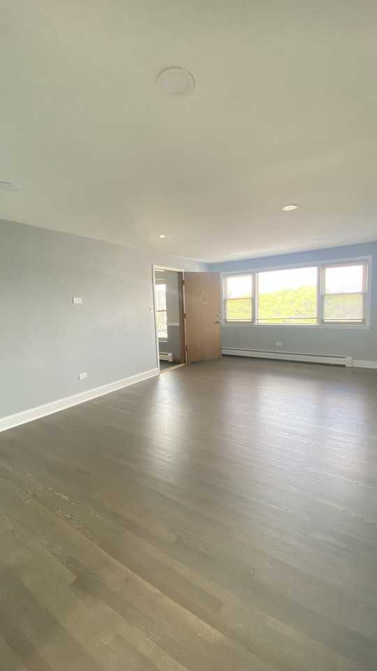 2807 North Mcvicker Avenue - Photo 5 of 10