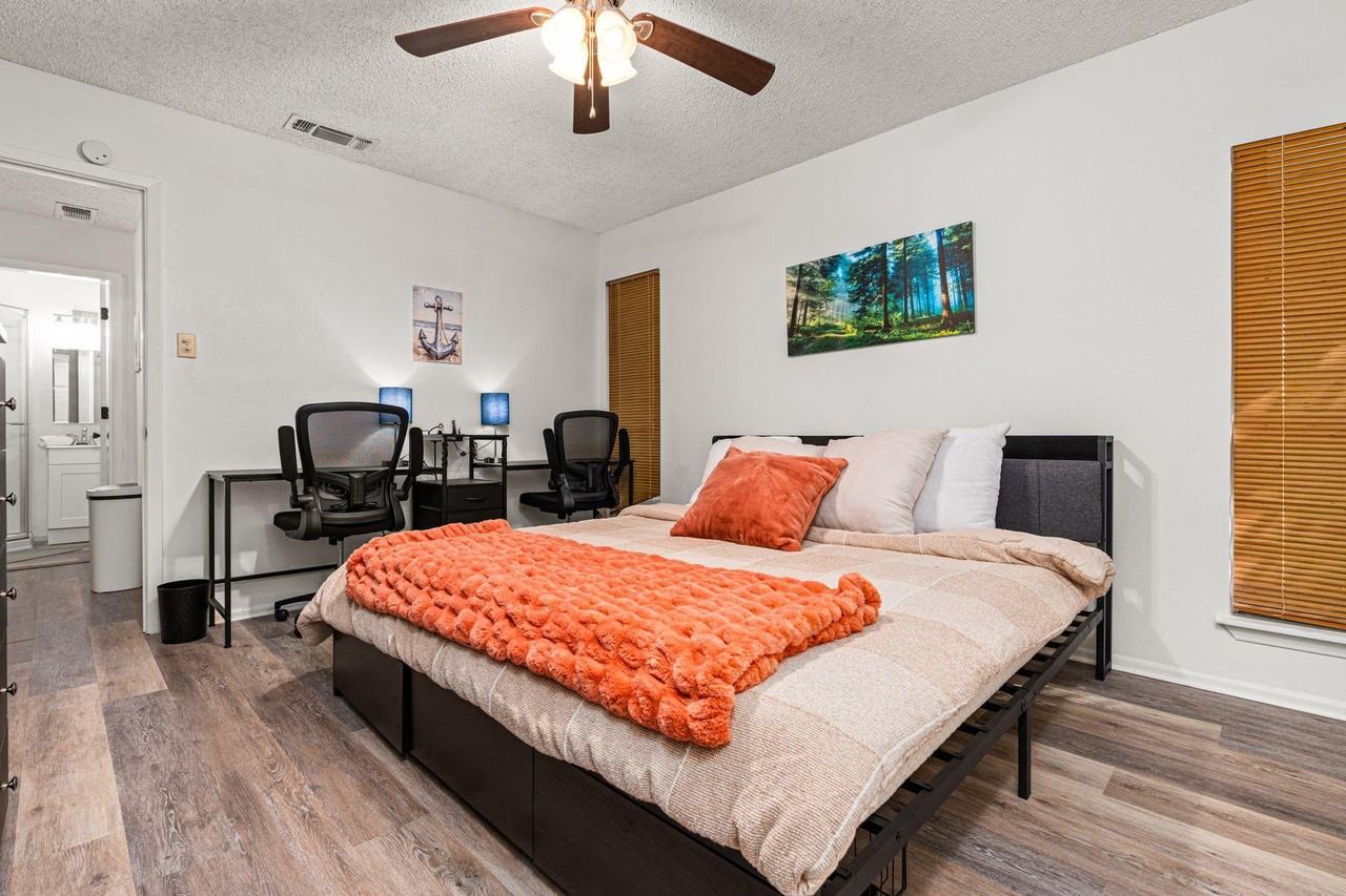 Leafy Hollow - Photo 3 of 18