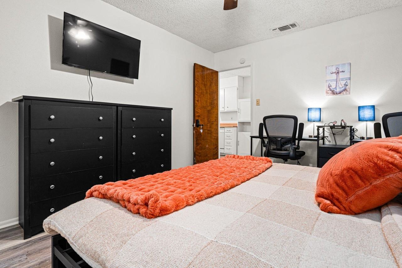 Leafy Hollow - Photo 4 of 18