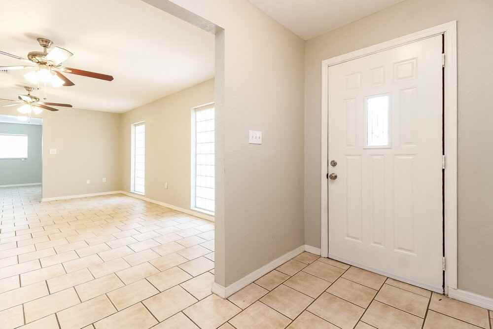 26915 Magnolia Blvd - Photo 2 of 16