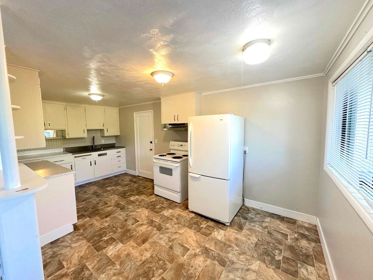 17046 1st Ave Ne - Photo 4 of 14