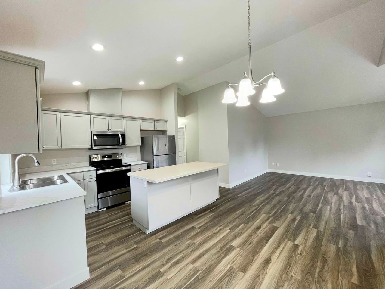 738 2nd Ave N - Photo 4 of 11