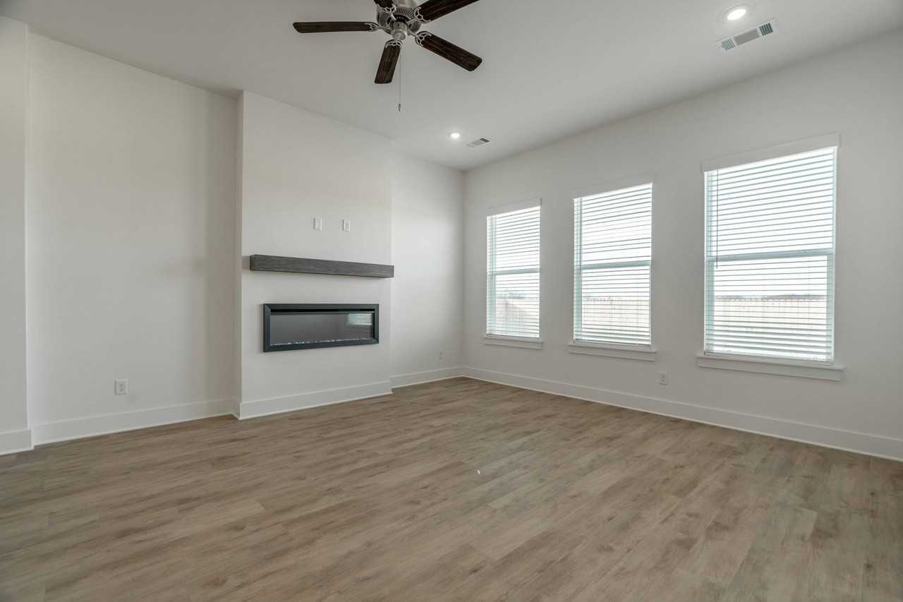 1010 Shine Place - Photo 5 of 29