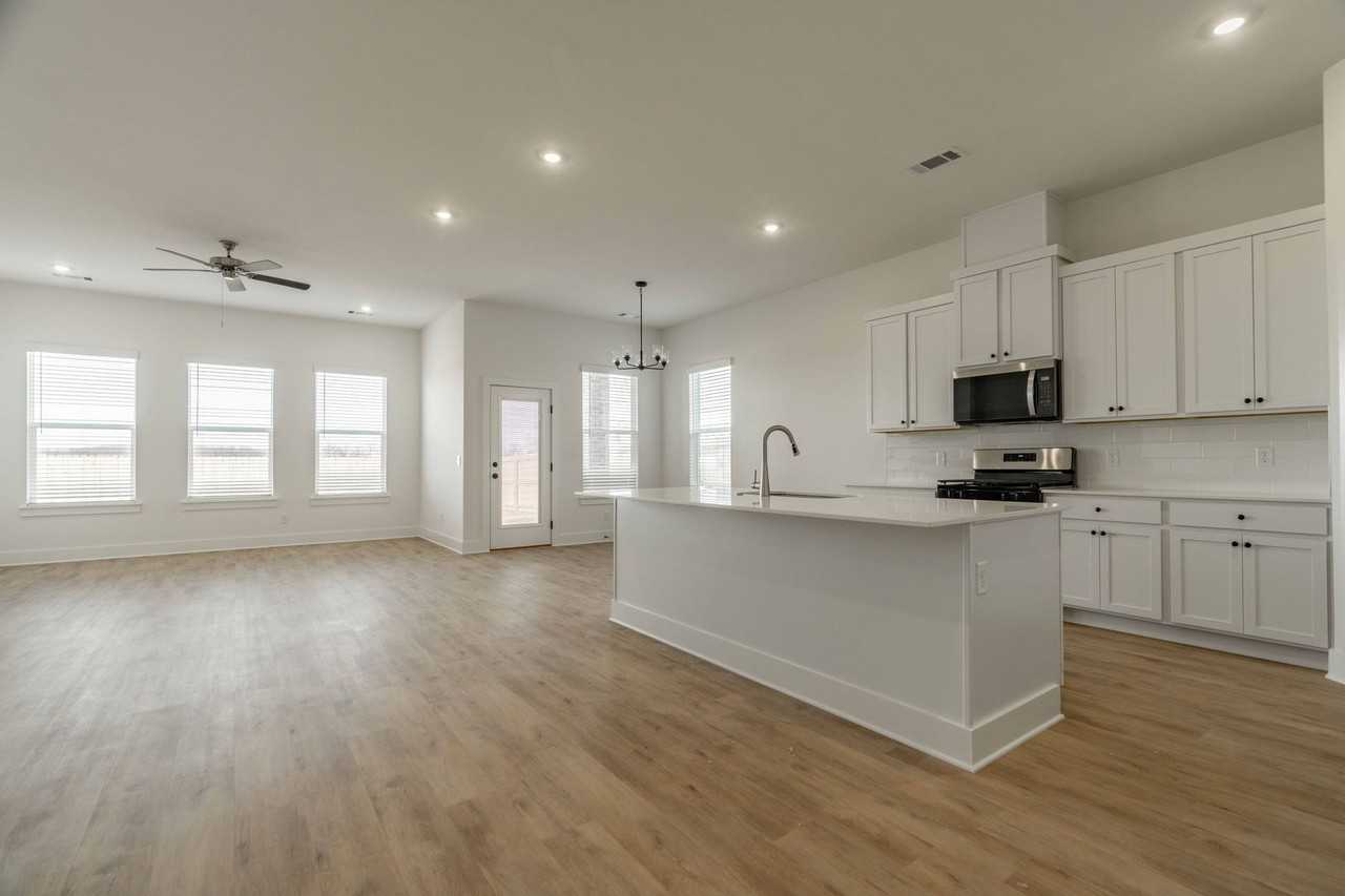 1010 Shine Place - Photo 7 of 29