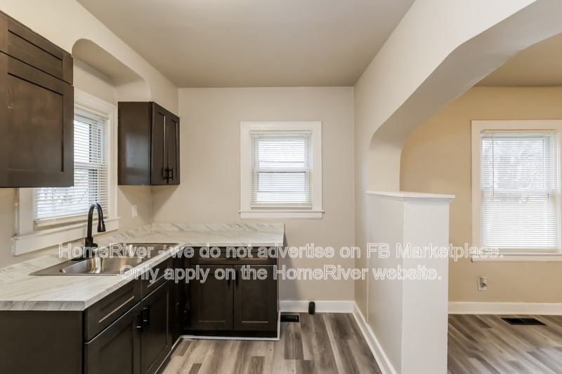 1529 Larchmont Ave - Photo 6 of 19