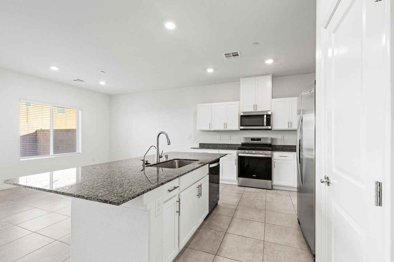 4454 Mahogany Hills Avenue - Photo 6 of 39