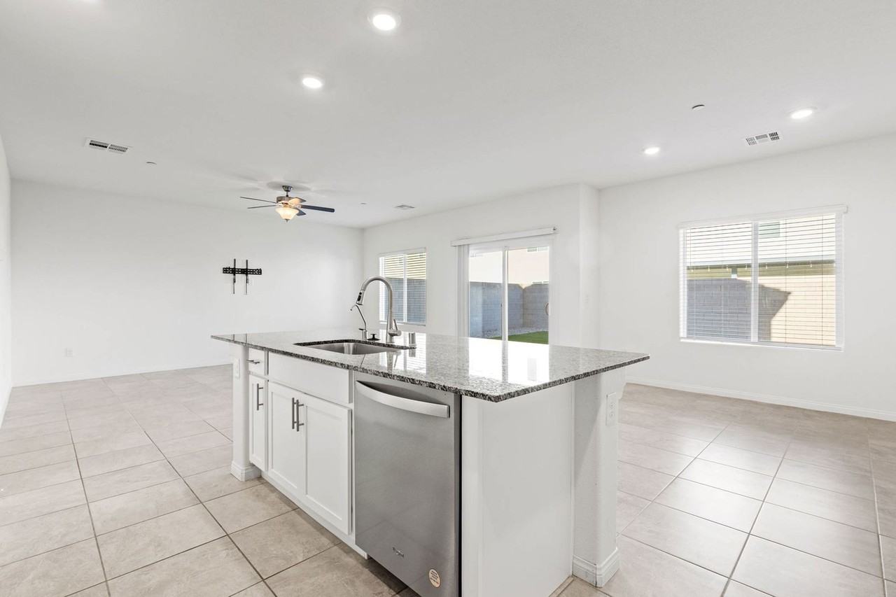 4454 Mahogany Hills Avenue - Photo 7 of 39