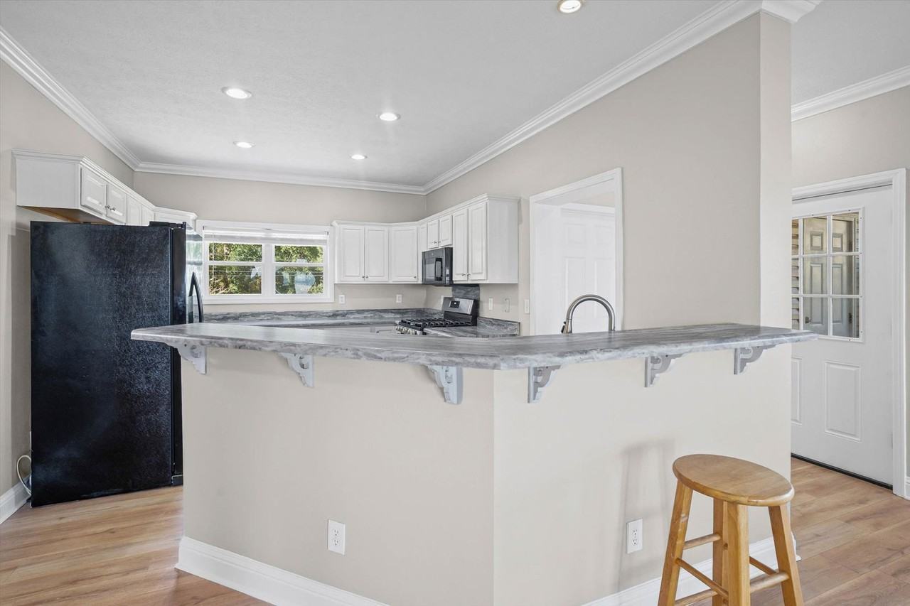 3917 Bay Front Rd - Photo 6 of 24