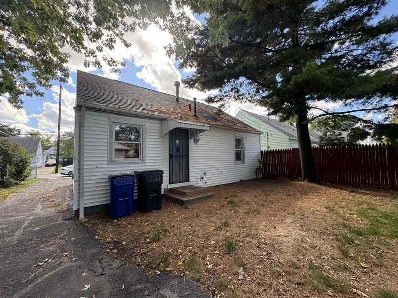 13506 Bennington Avenue - Photo 6 of 43