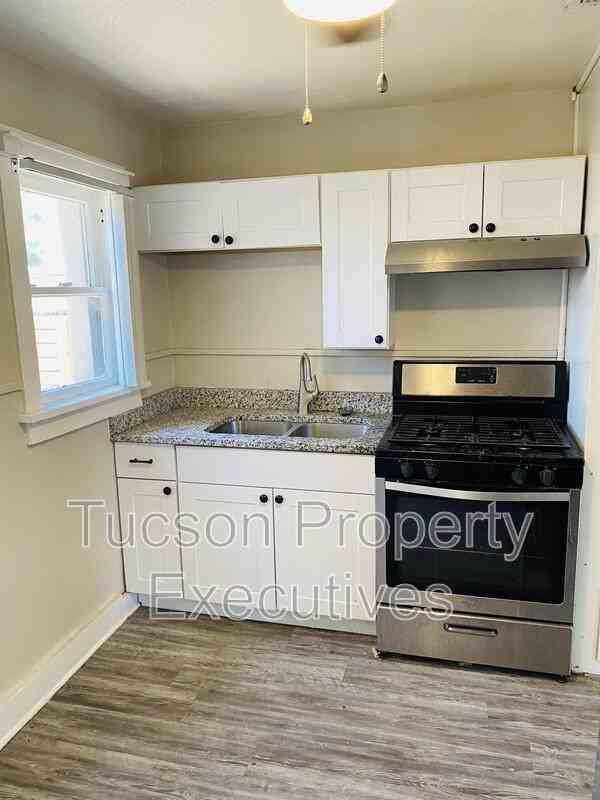 2632 N Stone Ave - Photo 2 of 23