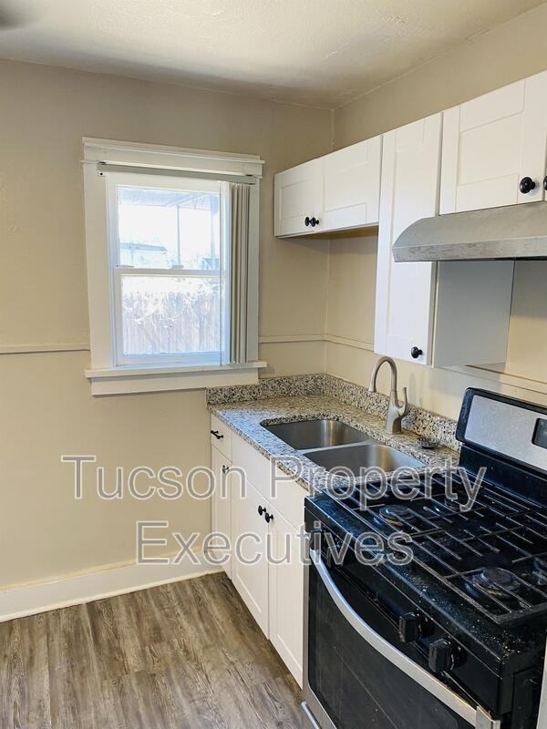 2632 N Stone Ave - Photo 3 of 23