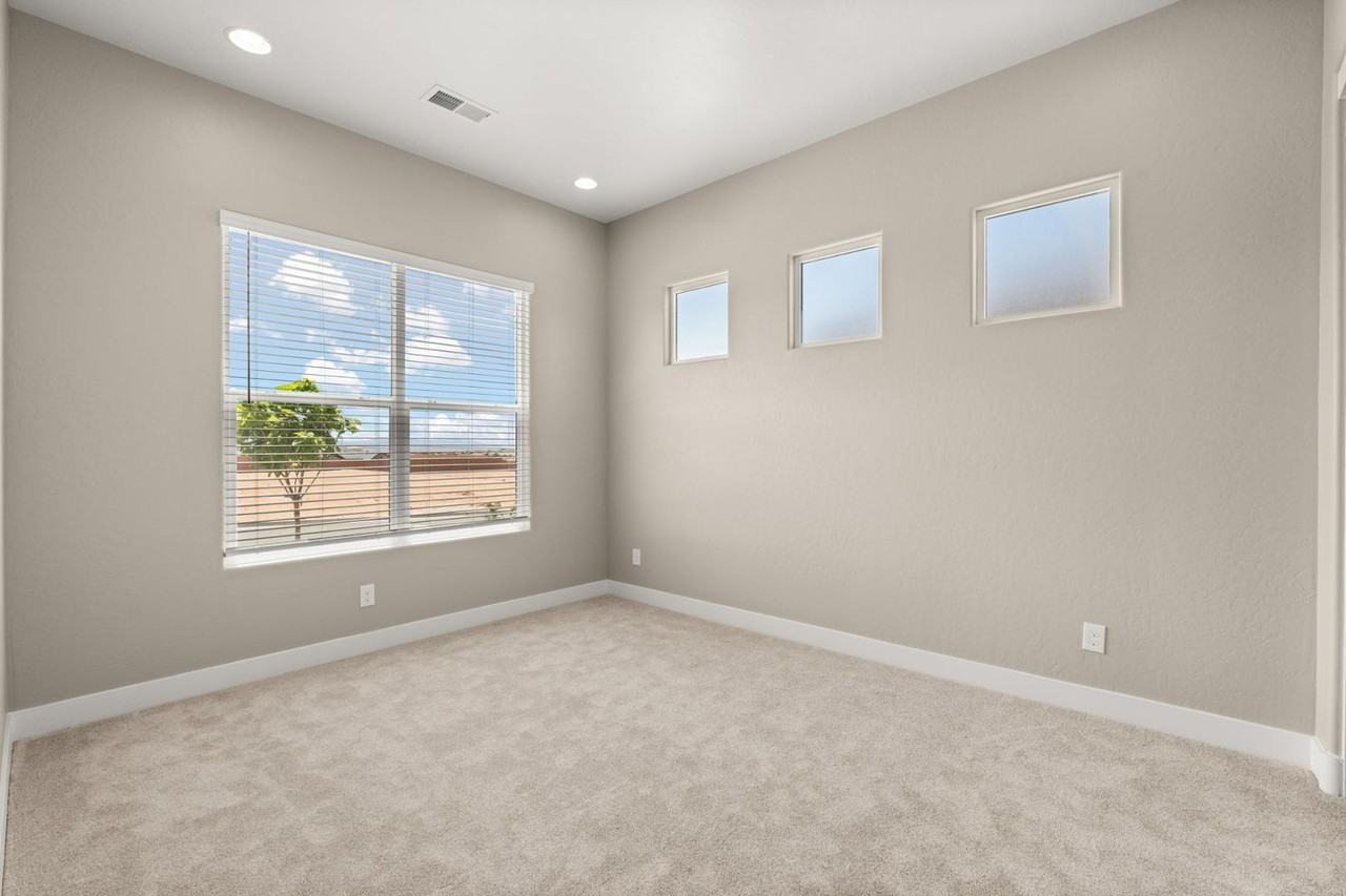 4429 George Loop Ne - Photo 4 of 34