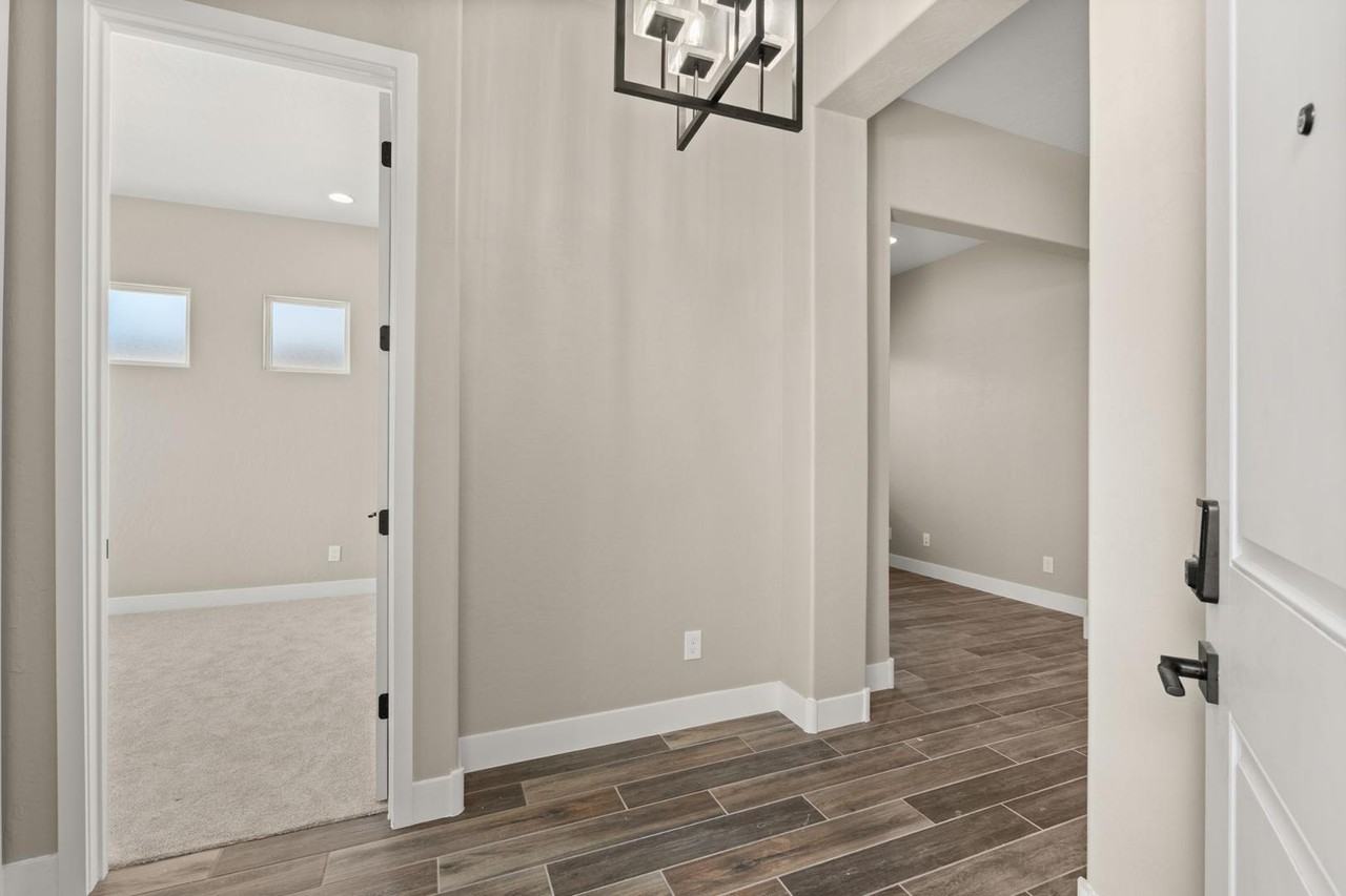 4429 George Loop Ne - Photo 5 of 34