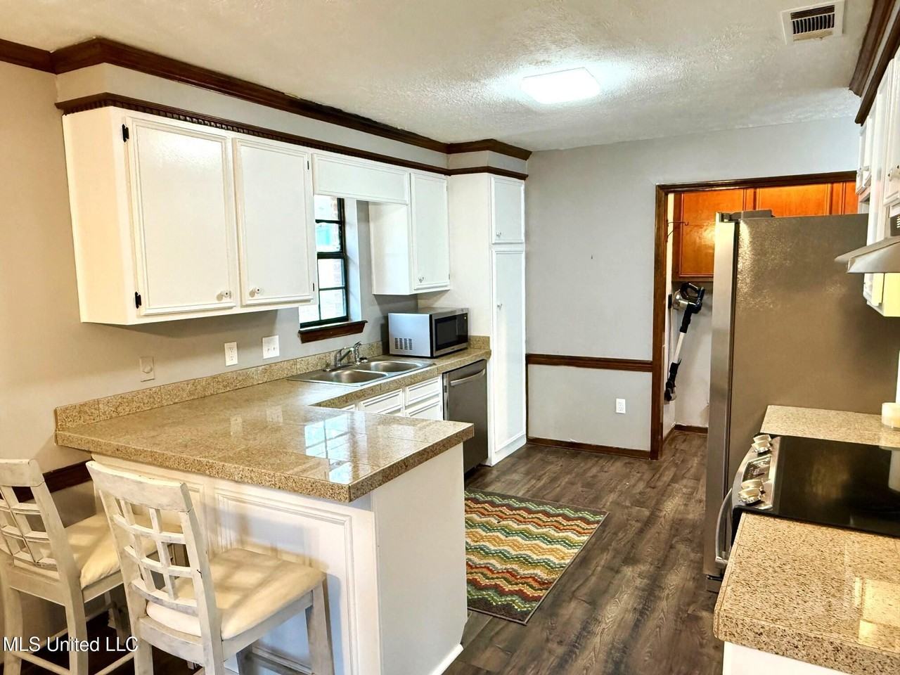 182 Bellegrove Cir - Photo 3 of 25