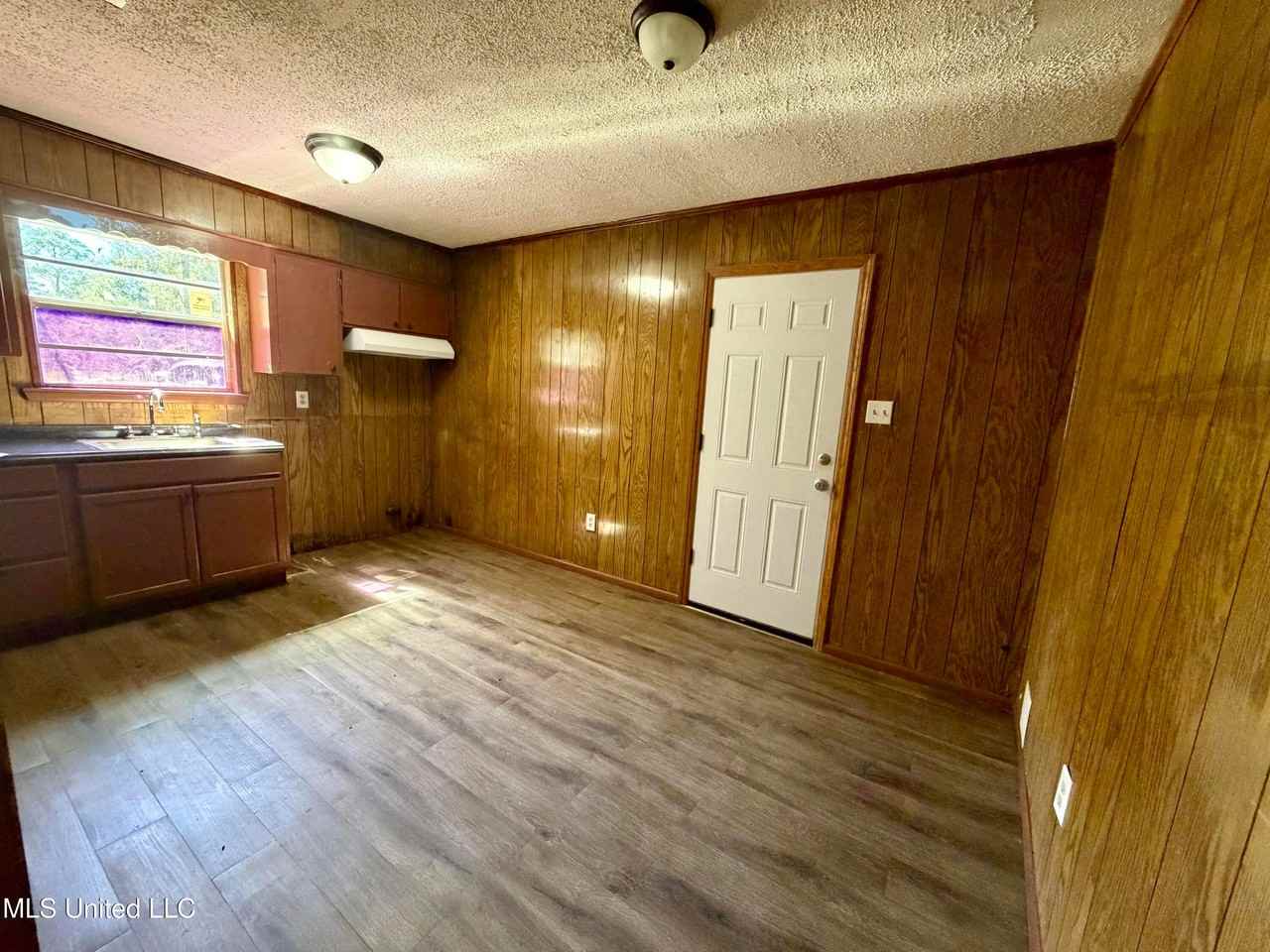 5031 Community Ave - Photo 5 of 12