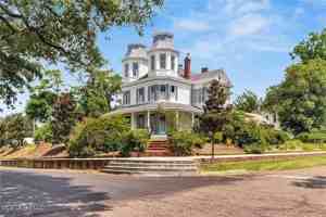 featured image of 300 Linton Avenue