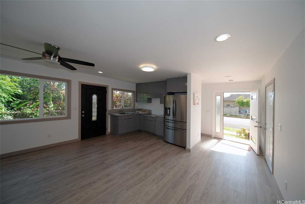 1526 Hooli Cir - Photo 2 of 12