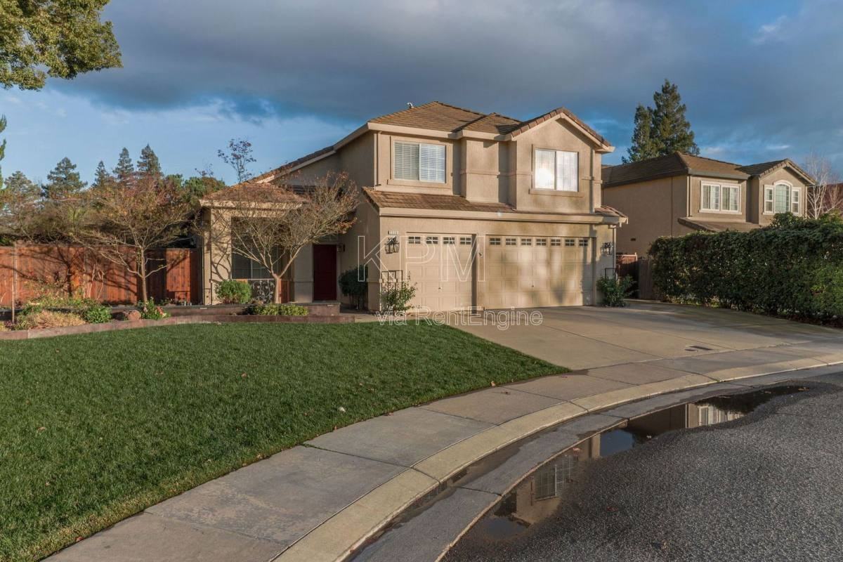 2326 Carriage Dr - Photo 2 of 10